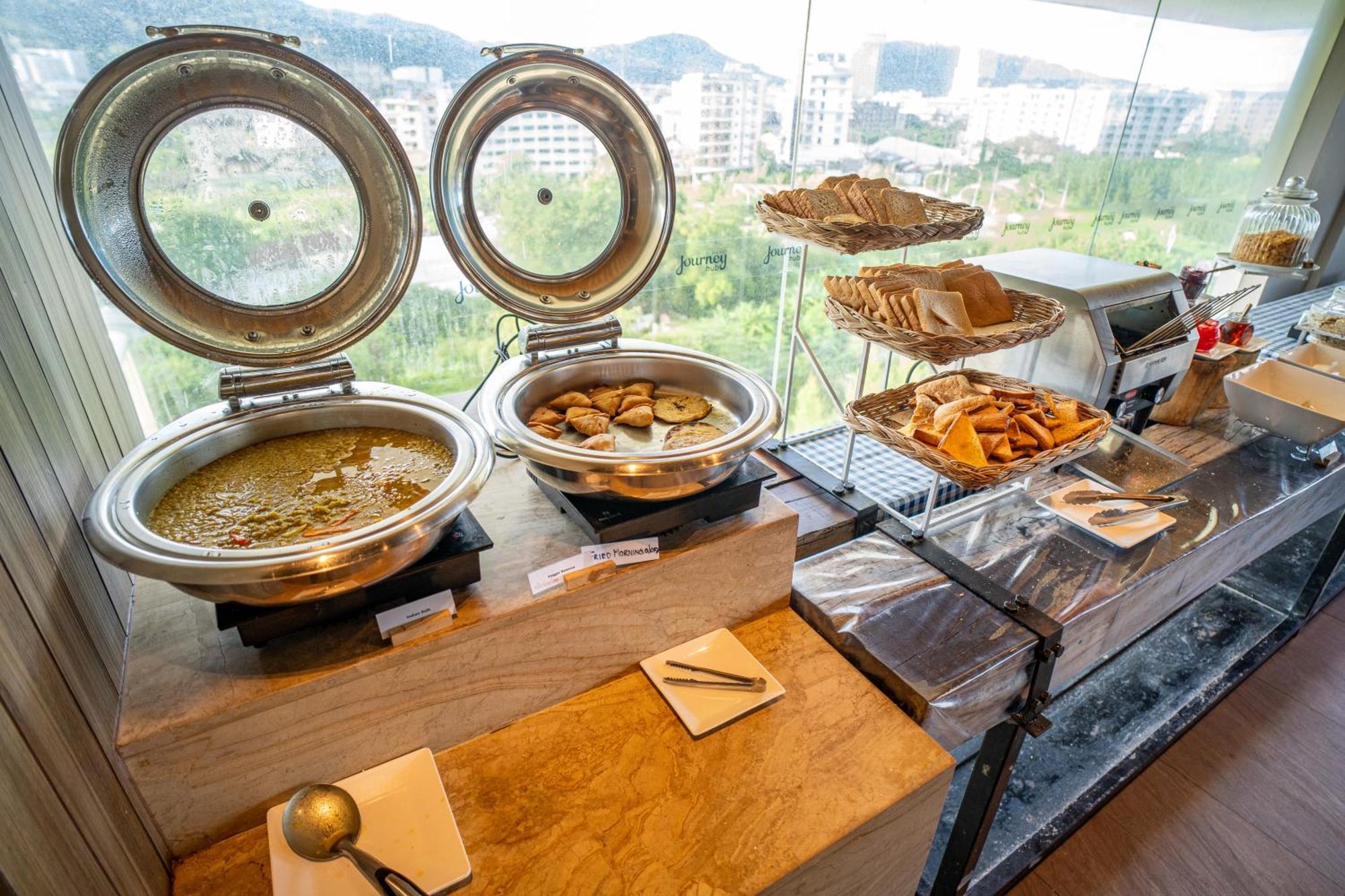 Journeyhub Phuket Patong Hotel Екстериор снимка