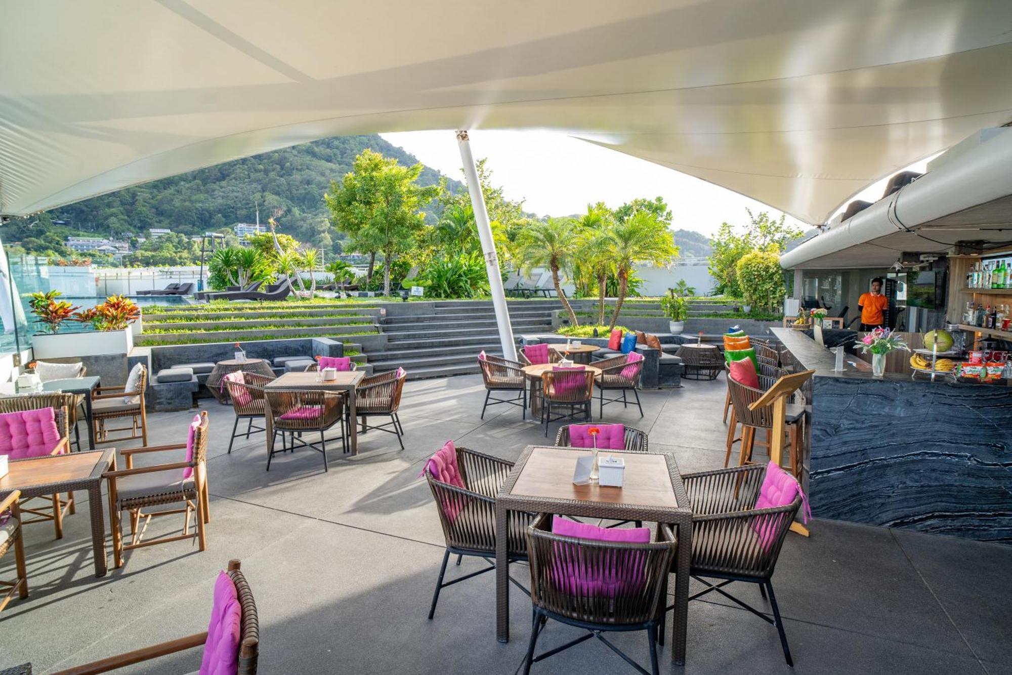 Journeyhub Phuket Patong Hotel Екстериор снимка