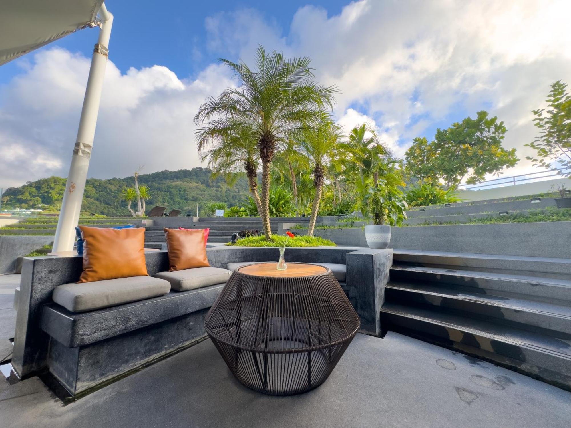 Journeyhub Phuket Patong Hotel Екстериор снимка