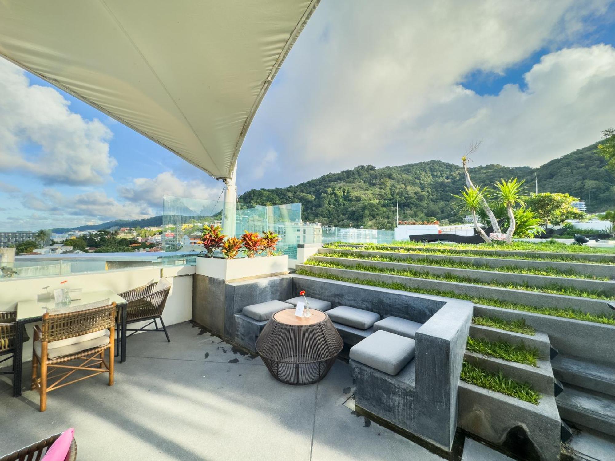 Journeyhub Phuket Patong Hotel Екстериор снимка